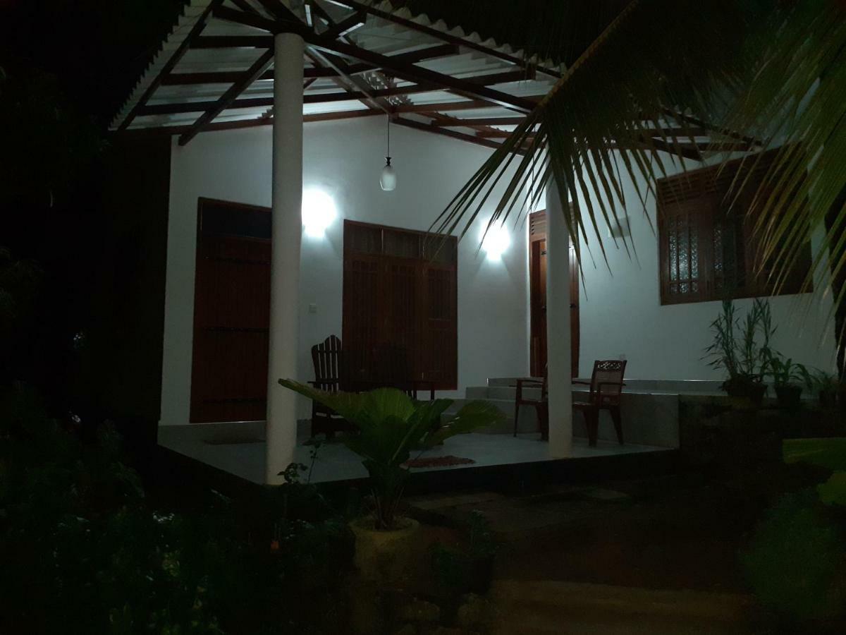 Serene Home Stay Udawalawe Exteriör bild
