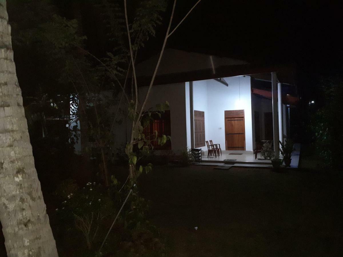 Serene Home Stay Udawalawe Exteriör bild